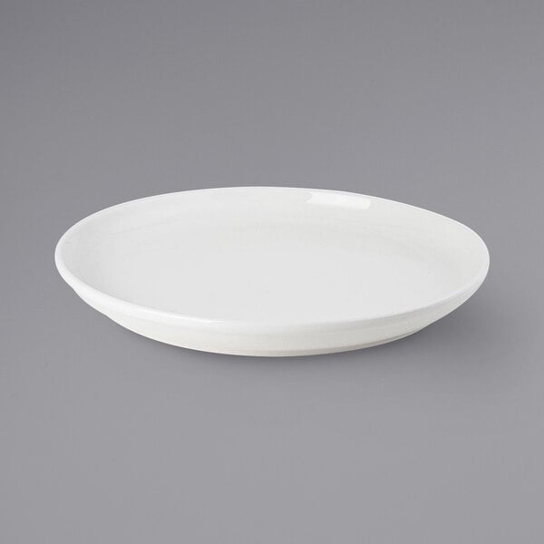 A Tuxton AlumaTux Pearl White pizza serving plate with a rim.