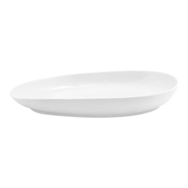An oval-shaped, superwhite porcelain plate.