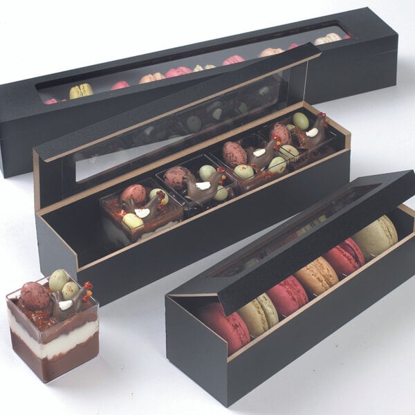 A Solia wooden case for 8 macarons filled with different colored cookies.