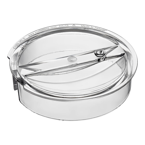 A clear plastic lid with a handle for a Carlisle pitcher.