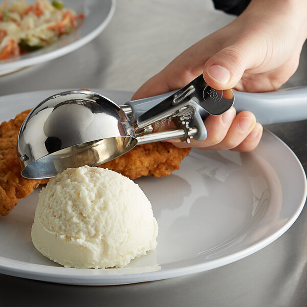 how many ounces is a standard ice cream scoop
