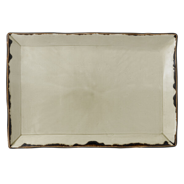 A white rectangular plate with black edges.