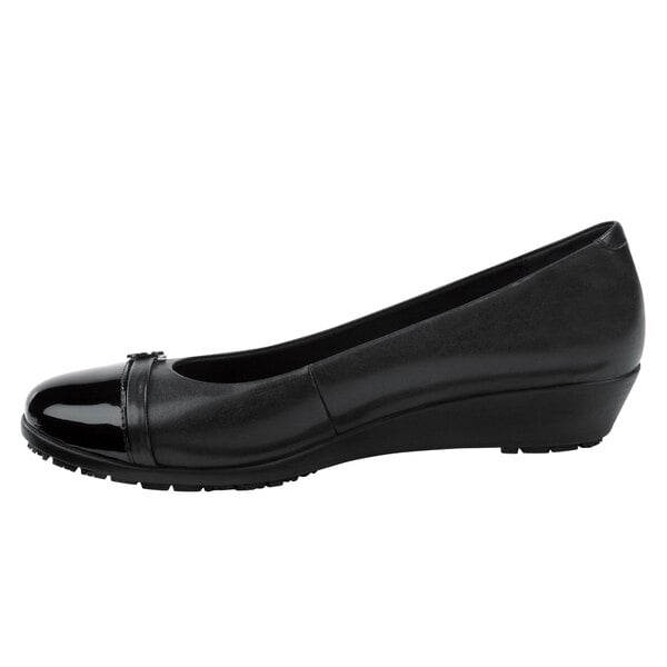 A black leather SR Max women's pump with a shiny toe and bow.