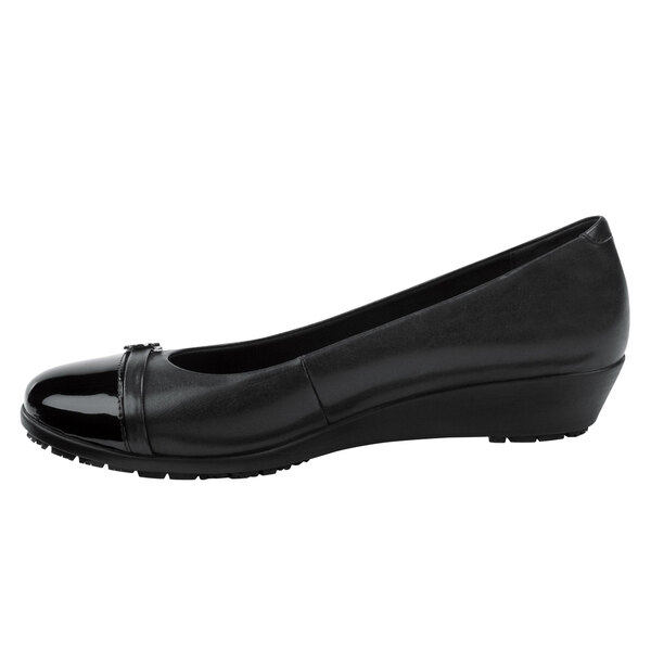 A black leather SR Max Isabella women's dress pump with a shiny toe and bow.