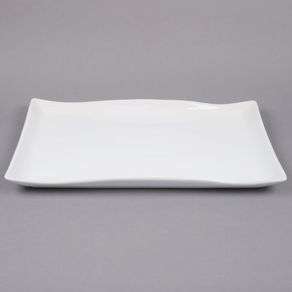 A white rectangular plate with a wavy edge.