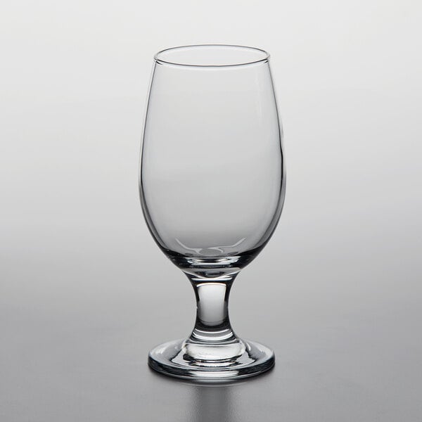 A close-up of a clear Pasabahce Maldive stemmed beer glass.