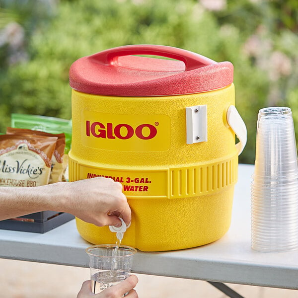 Igloo 431 3 Gallon Yellow Insulated Beverage Dispenser / Portable Water  Cooler