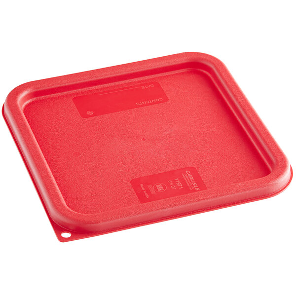 A red square Carlisle polypropylene lid on a clear plastic container.