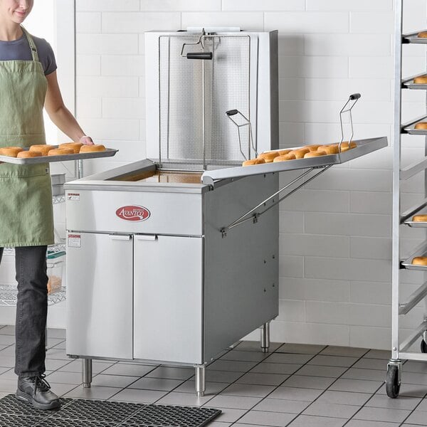Avantco FBF1824LP Gas 110-125 lb. Flat Bottom Funnel Cake / Donut Fryer - 90,000 BTU