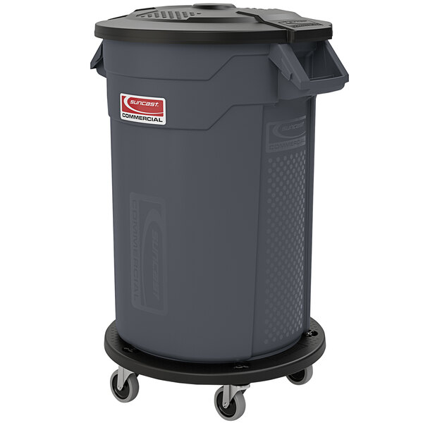 A black Suncast round trash can lid.