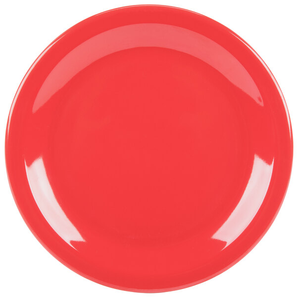 A close-up of a red Carlisle Kingline pie plate.