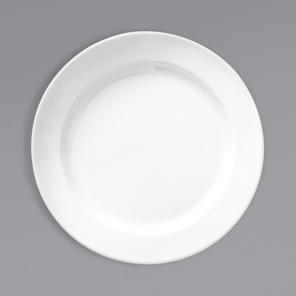 A Libbey Basics bright white melamine plate with a medium rim.