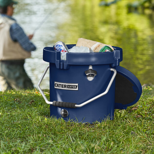 CaterGator CG20WH White 20 Qt. Rotomolded Extreme Outdoor Cooler