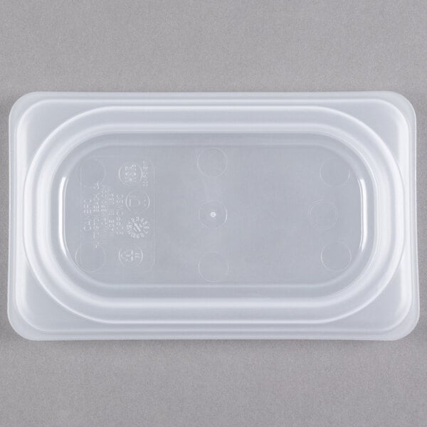 A Cambro translucent plastic lid on a plastic container.