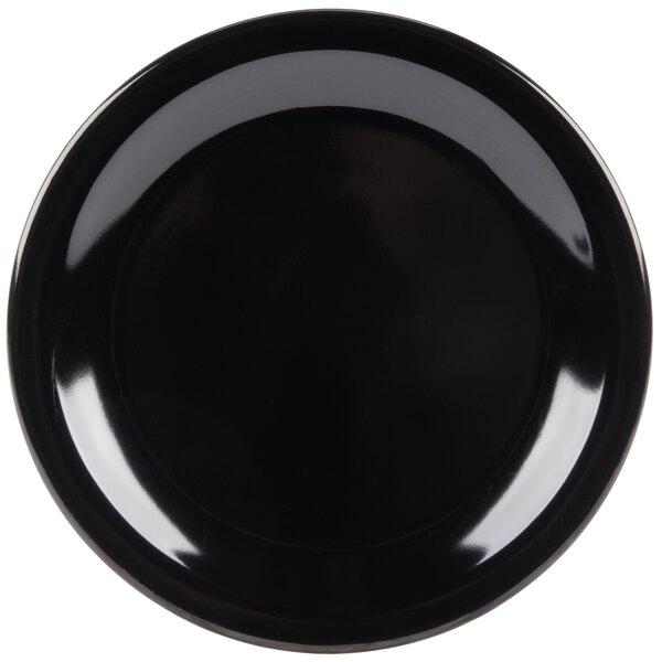 A close-up of a black Carlisle Kingline pie plate.