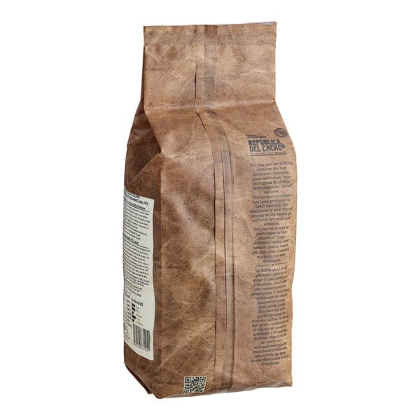 A brown bag with white text that says "Republica del Cacao"