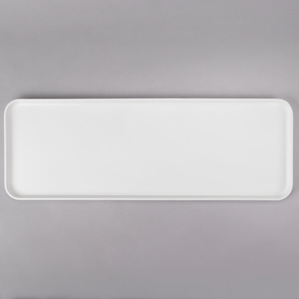 A pearl white rectangular Carlisle market tray with a black border.