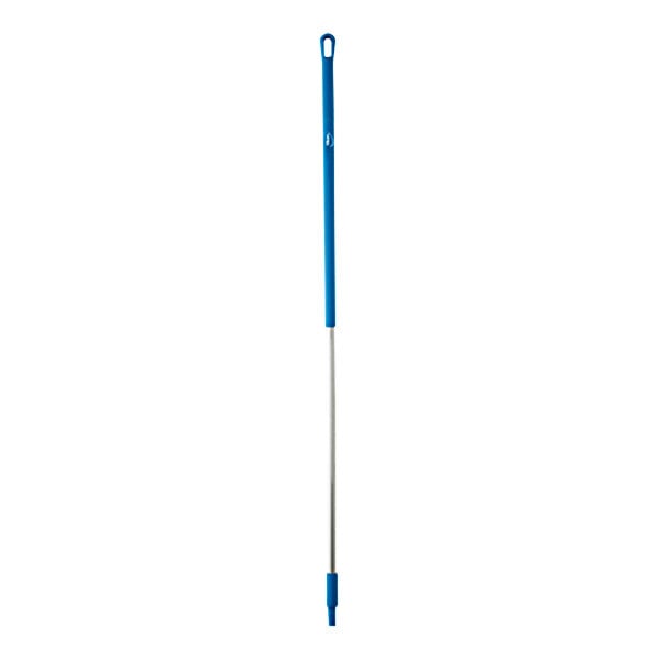 A blue and silver aluminum handle for floors.