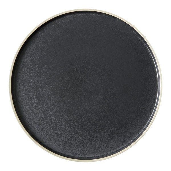 A black plate with a white rim.