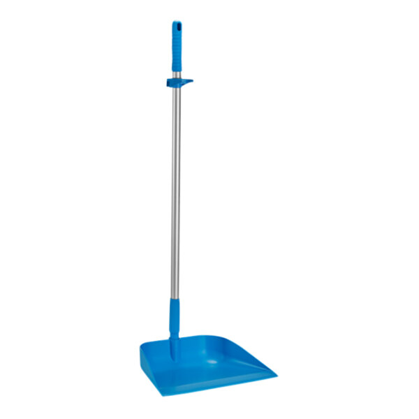 A blue Vikan dustpan with a long silver handle.