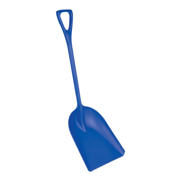 A blue Remco polypropylene food service shovel with a long handle.