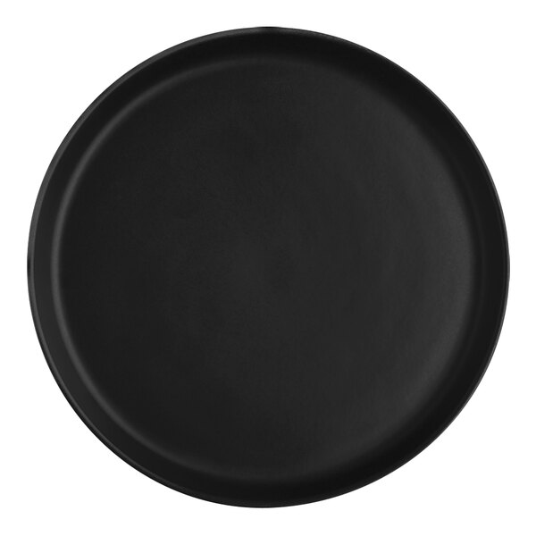 A black round plate with a round rim.