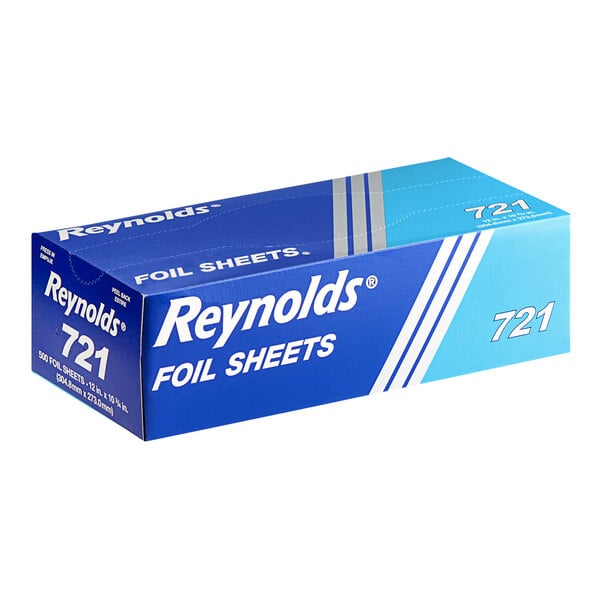 A blue box of Reynolds standard pop-up aluminum foil sheets.