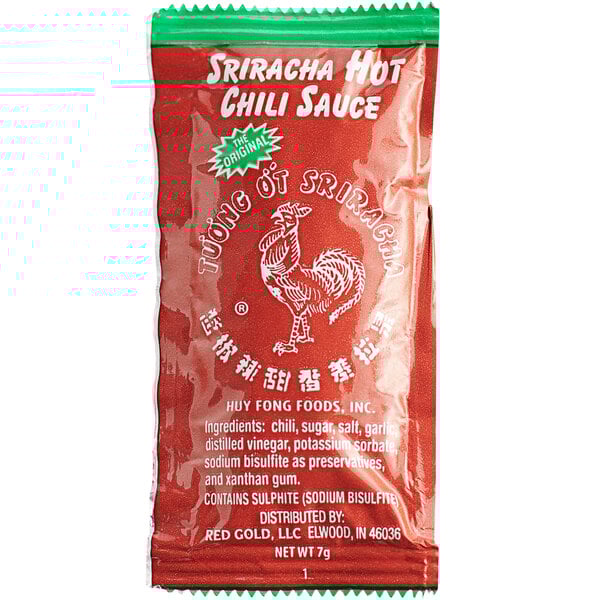 A bag of 500 red and green Huy Fong Sriracha hot sauce packets with white text.