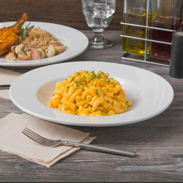 A Libbey Porcelana pasta bowl filled with macaroni and cheese on a table.