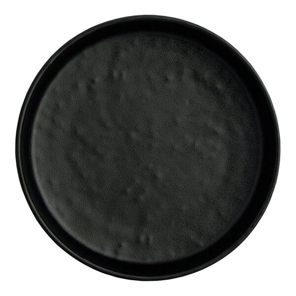 A black round plate with a black rim on a white background.