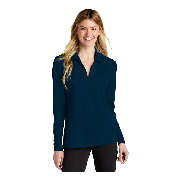 A woman wearing a navy Nike long sleeve polo shirt.