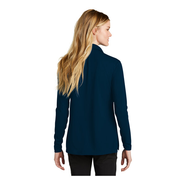 A woman wearing a navy Nike long sleeve polo.