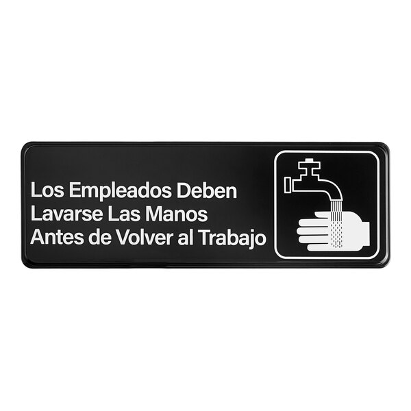 A black and white sign that reads "Los Empleados Deben Lavarse Las Manos" 