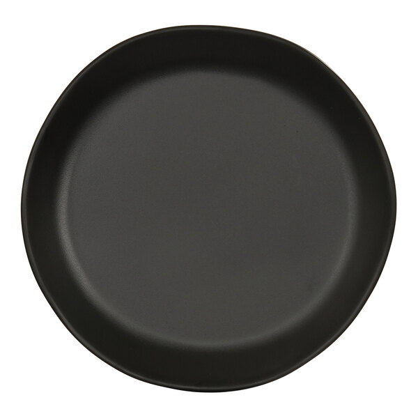 A black round melamine plate.