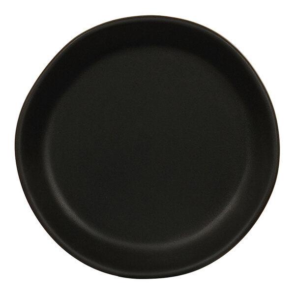 A black round melamine plate.