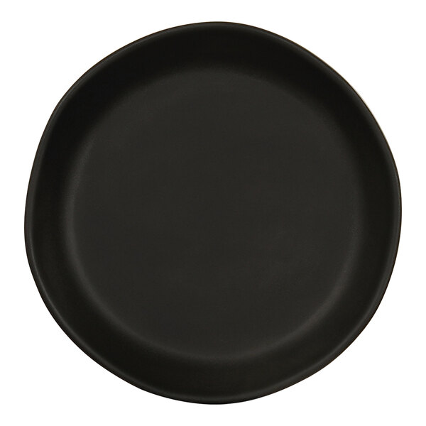 A black round melamine plate.