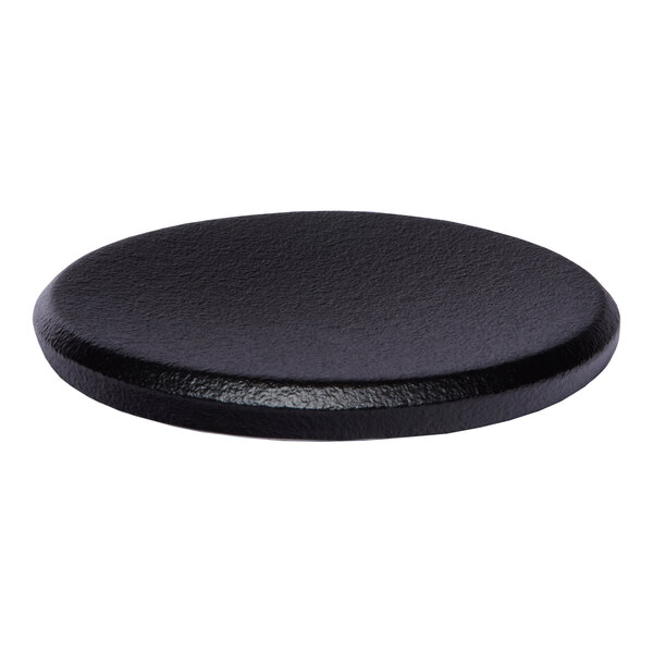 A black round porcelain plate.