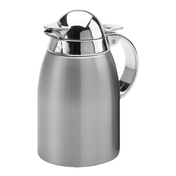 A stainless steel 8 oz. creamer with a polished lid and handle.