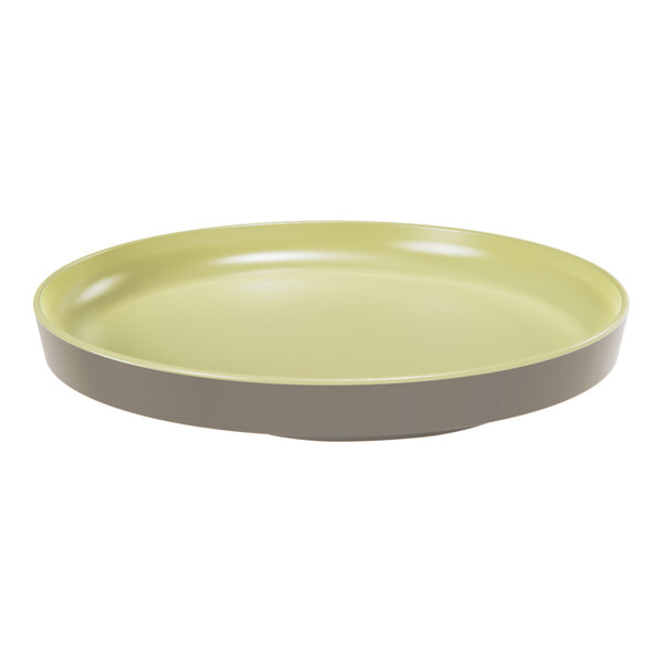 A round green melamine plate that can also be used as a bento box lid.
