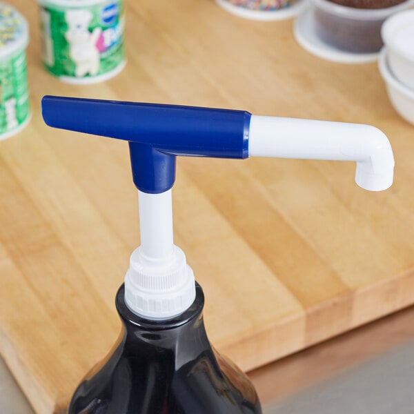 Ghirardelli Exclusive 0.50 oz. Flavoring Sauce Pump for 64 oz. Bottles - 6/Case