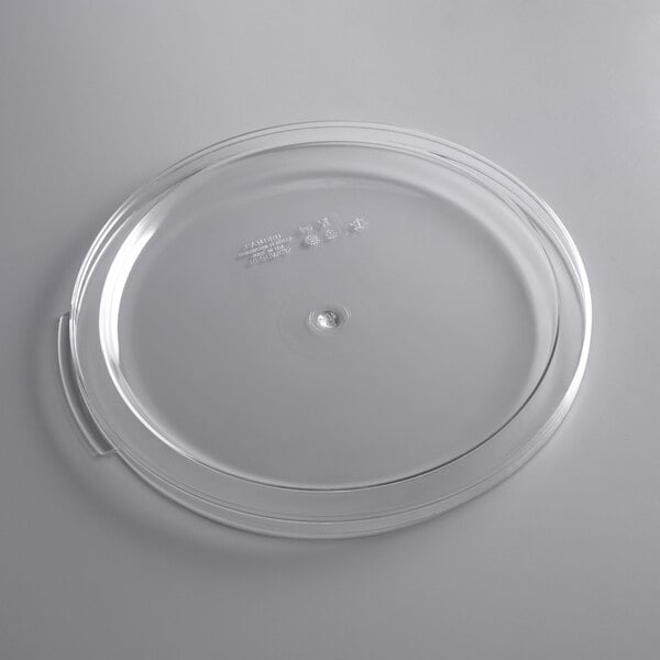 A clear round polycarbonate lid designed to fit 12, 18, and 22 quart Cambro food storage containers.