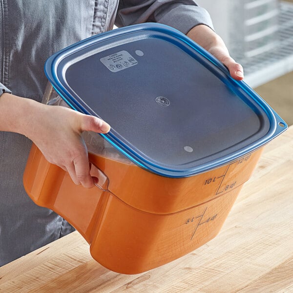 A blue square polypropylene food storage container lid designed to fit Cambro CamSquares FreshPro 12, 18, and 22 quart containers.
