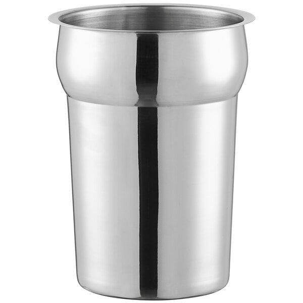 A stainless steel vegetable inset with a 2.5 quart capacity.