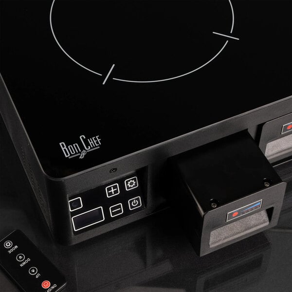 Bon Chef FreeRANGE DC-100 13 13/16" x 13 13/16" x 5 5/16" Black Lithium-Ion Battery-Operated Induction Stove - 48V, 1,000W