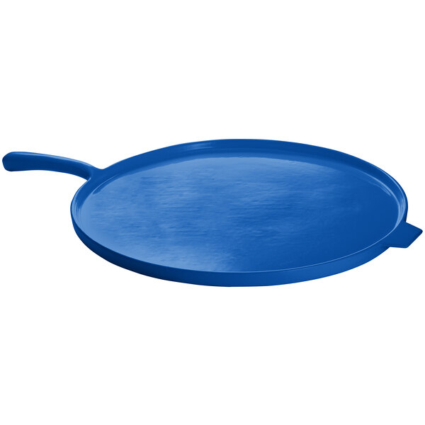 A blue Tablecraft pizza tray with a handle.