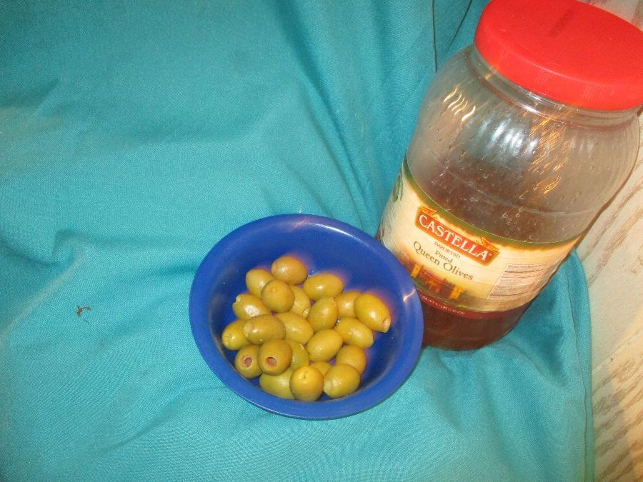 Castella 1 Gallon Pitted Queen Olives 110/120 Count