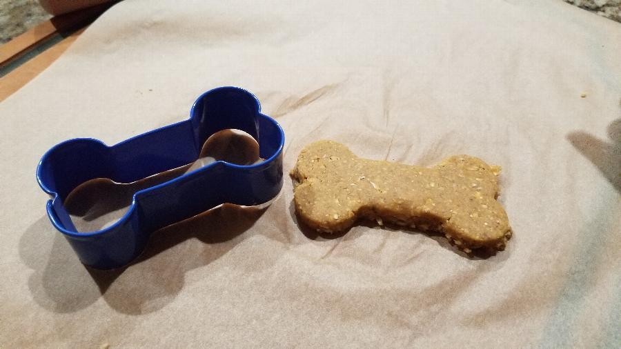 Wilton Dog Bone Cookie Cutter (Metal, 3")