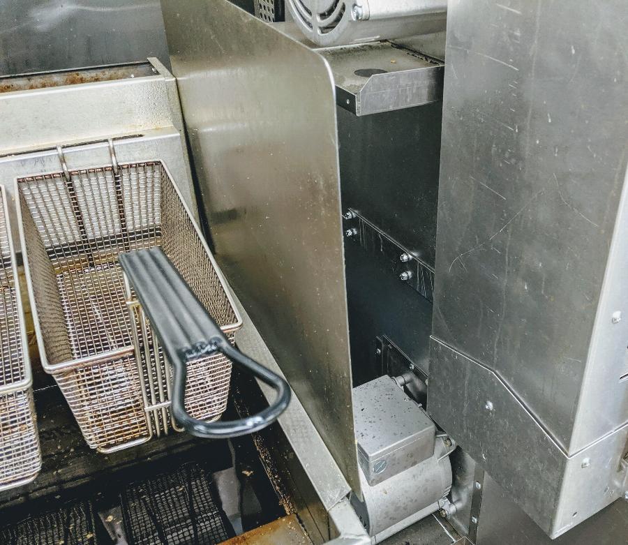 Avantco FRYGUARD Universal 18 Gauge Stainless Steel Splash Guard for