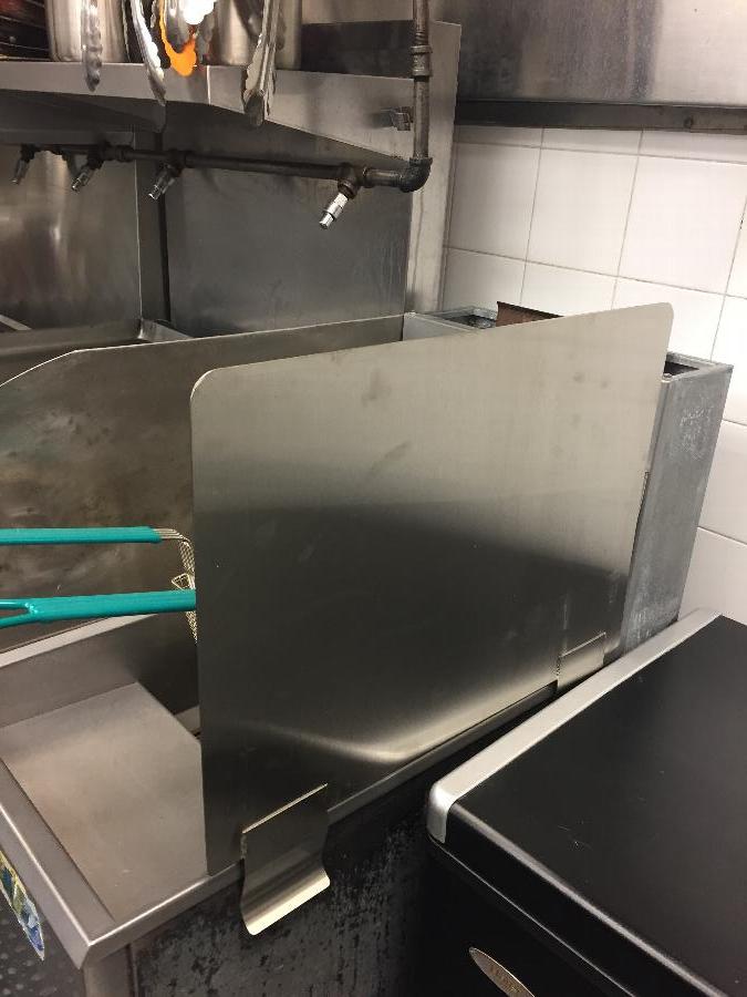 Avantco FRYGUARD Universal 18 Gauge Stainless Steel Splash Guard for