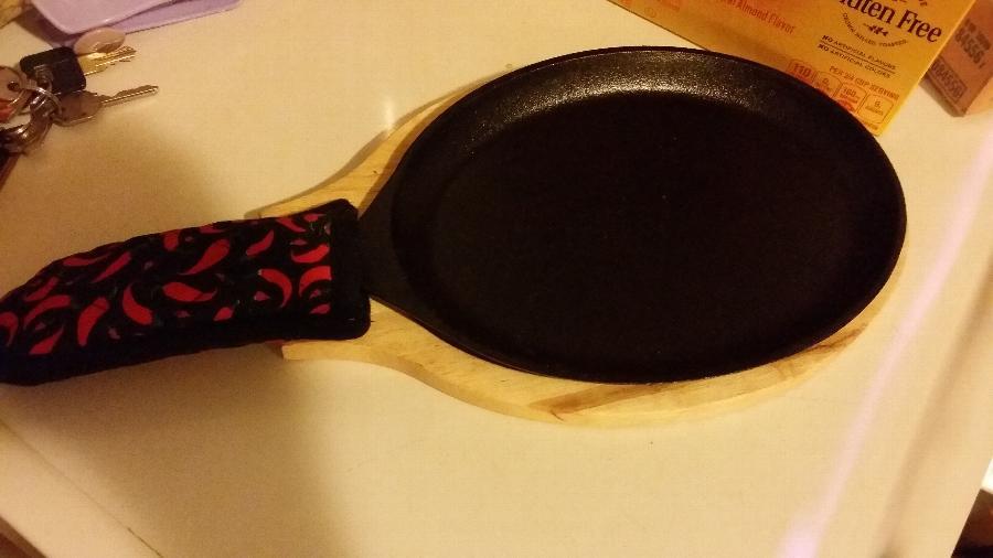 Choice 9 1/4" x 7" Oval PreSeasoned Cast Iron Fajita Skillet with